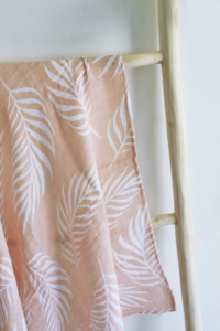 Hydrofiel Multidoek Nature 70x70cm - Pale Pink (roze met witte print) - Afbeelding 3
