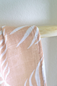 Hydrofiel Multidoek Nature 70x70cm - Pale Pink (roze met witte print) - Afbeelding 4